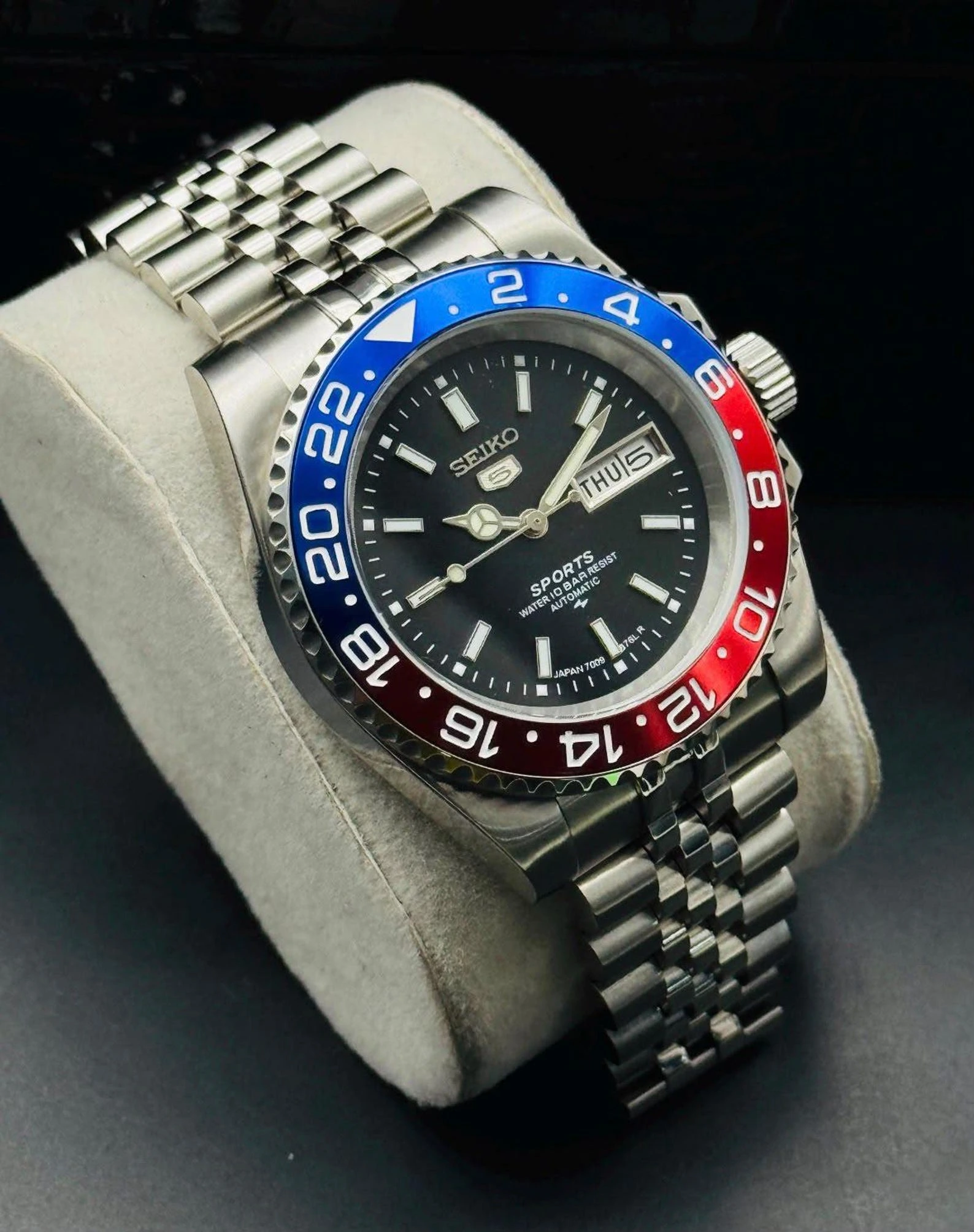 Vintage Seiko 5 Sports Automatic Watch: Classic Black Dial, Near Mint Jublee Bracelet - Image 4