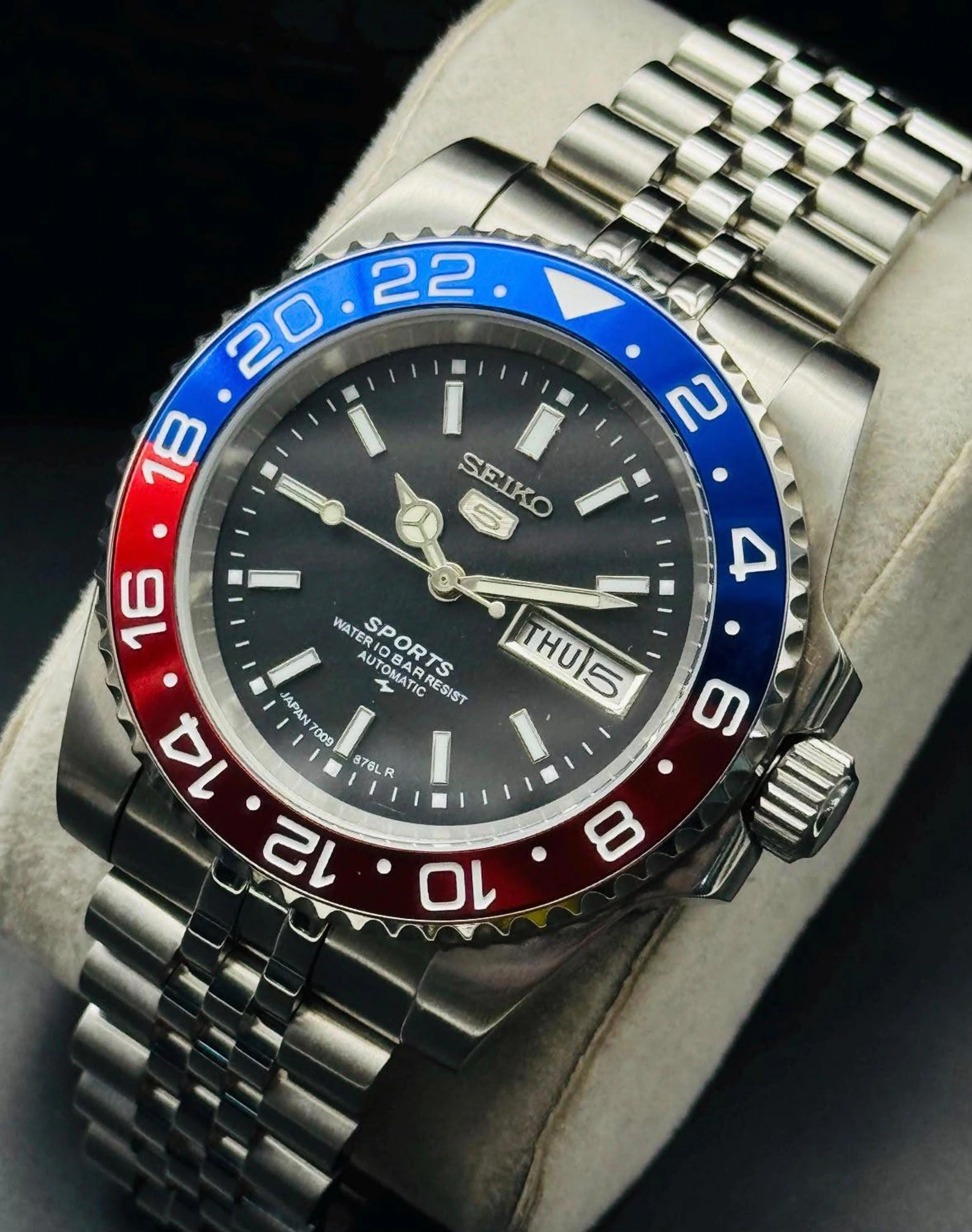 Vintage Seiko 5 Sports Automatic Watch: Classic Black Dial, Near Mint Jublee Bracelet - Image 5