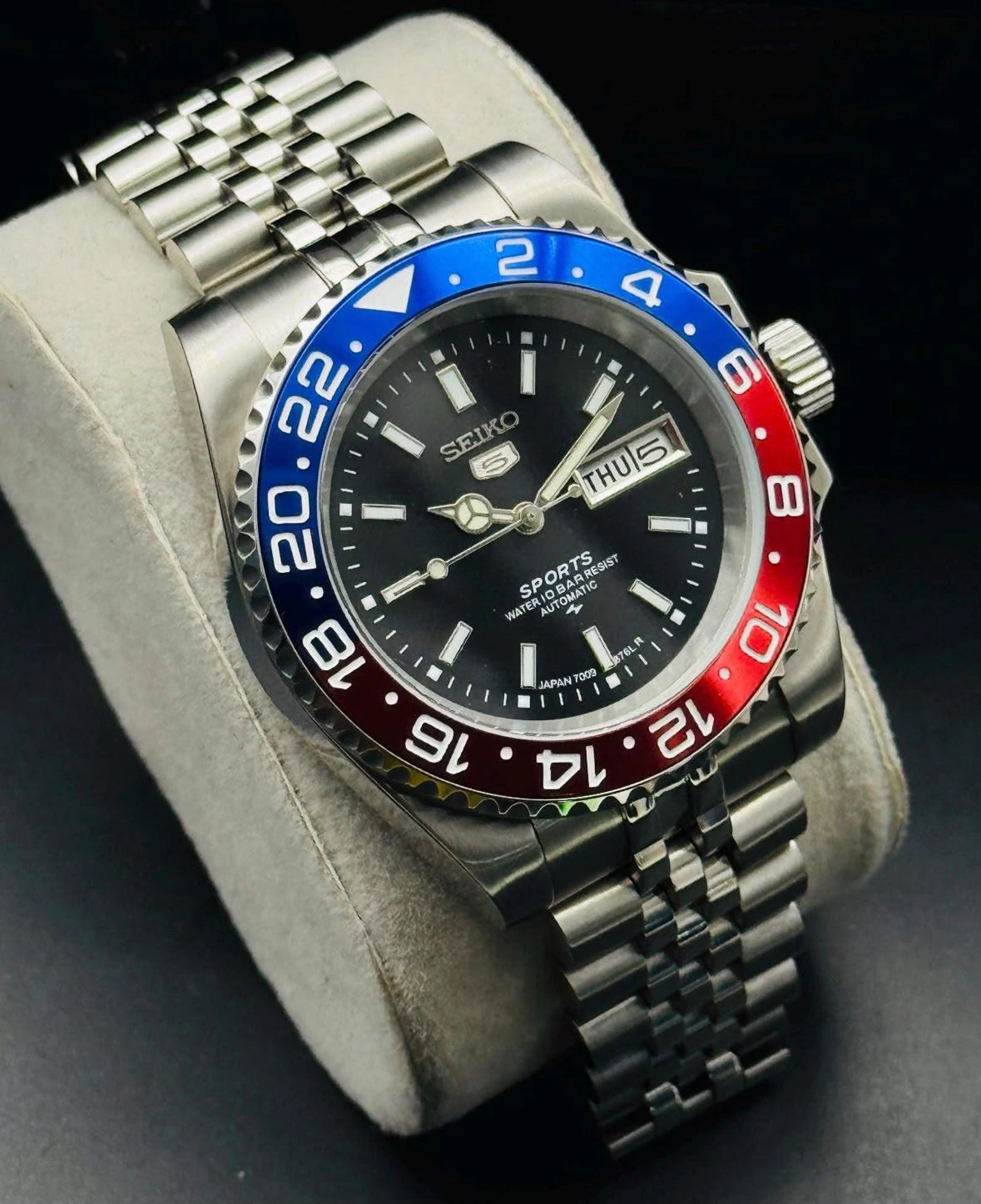 Vintage Seiko 5 Sports Automatic Watch: Classic Black Dial, Near Mint Jublee Bracelet - Image 6
