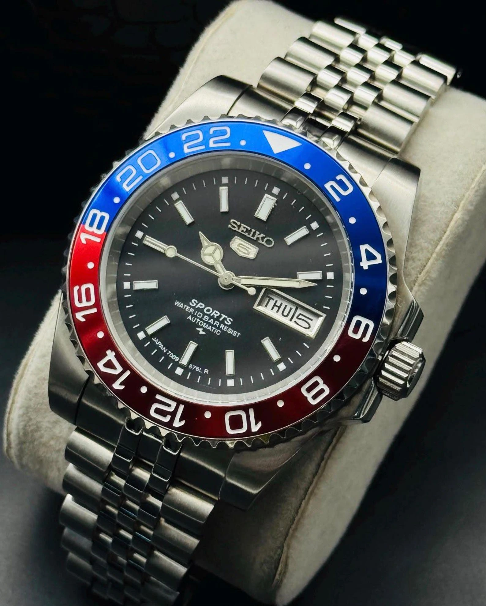 Vintage Seiko 5 Sports Automatic Watch: Classic Black Dial, Near Mint Jublee Bracelet - Image 8