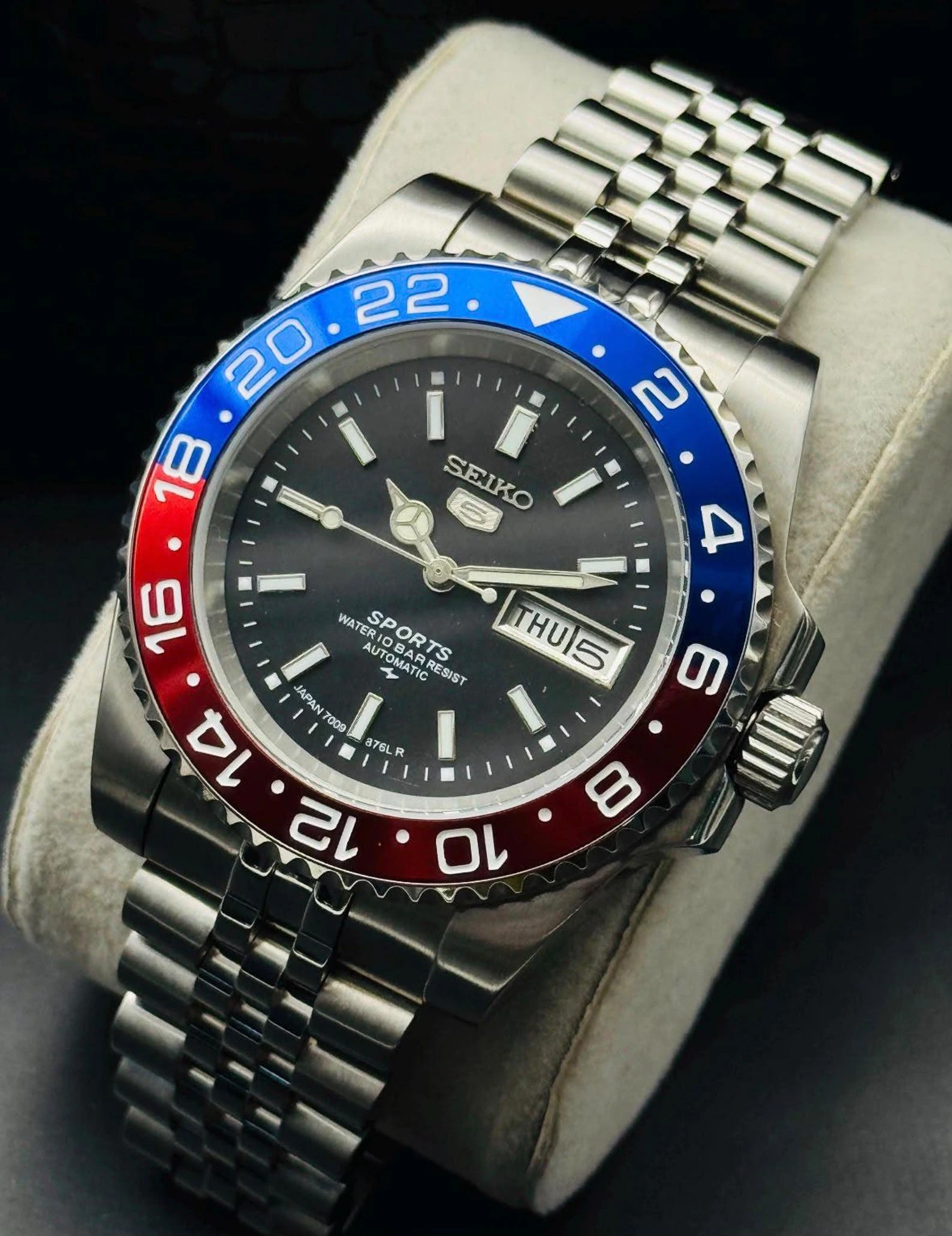 Vintage Seiko 5 Sports Automatic Watch: Classic Black Dial, Near Mint Jublee Bracelet - Image 2