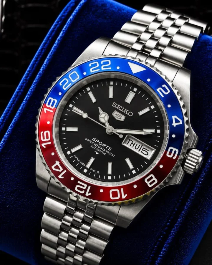 Vintage Seiko 5 Sports Automatic Watch: Classic Black Dial, Near Mint Jublee Bracelet