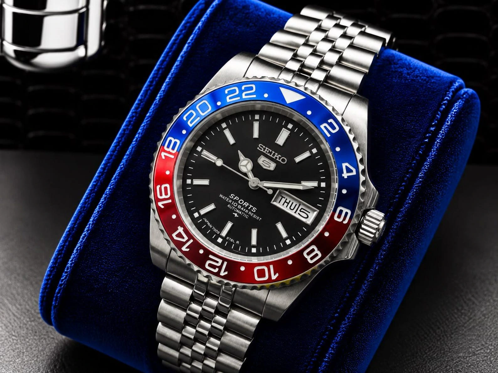 Vintage Seiko 5 Sports Automatic Watch: Classic Black Dial, Near Mint Jublee Bracelet